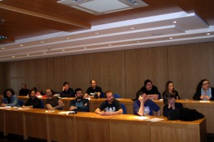 p4110487 Ανάμεσα σε γνωστά πρόσωπα που παρακολουθούσαν με αφοσίωση...