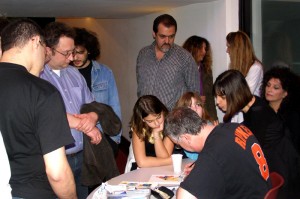 p4120482 ...ο Barry Kitson είχε ήδη μαζέψει λαό που δεν είχε προλάβει να πάρει σκίτσο του την προηγουμένη...