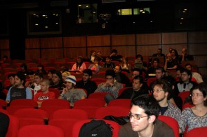 p4120547 ...και τη ραδιοτηλεόραση γενικότερα. Το κοινό παρακολουθούσε με προσοχή και έμπαινε...