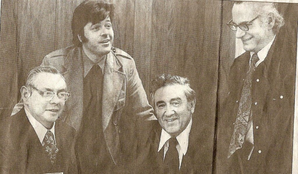 Ο Adams (όρθιος αριστερά) με τους (από αριστερά) Joe Shuster, Jerry Siegel και Jerry Robinson.